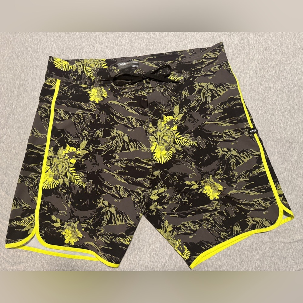 Oakley Black and Yellow Leaf Pattern Board Shorts Size 40